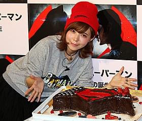 ケーキにデコレーションを施した益若つばさ「バットマン vs スーパーマン ジャスティスの誕生」