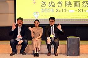 舞台挨拶に立った(左から)本広克行 ディレクター、安藤輪子、山内ケンジ監督「友だちのパパが好き」