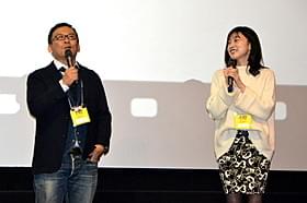 舞台挨拶に立った佐々木敦規監督(左)「幕が上がる」