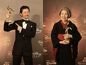 トロフィーを掲げる浅野忠信と樹木希林「岸辺の旅」
