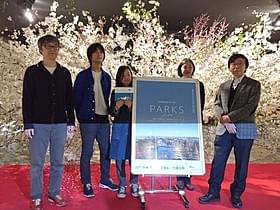 会見に出席した瀬田なつき監督(中央)ら