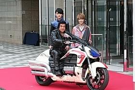 45周年を迎え感慨にひたった藤岡弘、と西銘駿、山本涼介「仮面ライダー1号」