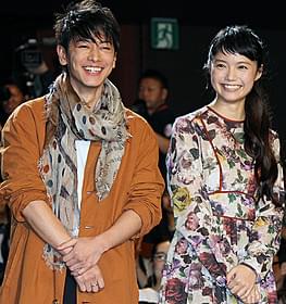 舞台挨拶に立った佐藤健と宮崎あおい「世界から猫が消えたなら」