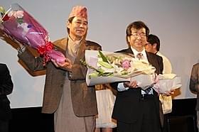 友情を確かめ合った伊藤敏朗監督(右)と主演のガネス・マン・ラマ「カトマンズに散る花」