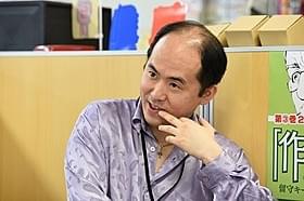 漫画家志望の男性役に扮する斎藤司