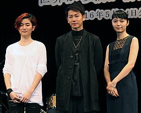 主題歌を披露した新人のHARUHIと サプライズで登壇した佐藤健&宮崎あおい「世界から猫が消えたなら」