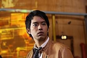 ジャーナリスト役に扮する三浦貴大「キューティーハニー(1974)」