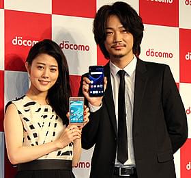ドコモの新サービスをPRした綾野剛と高畑充希