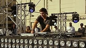 ザック・エフロンが若手DJに「WE ARE YOUR FRIENDS ウィー・アー・ユア・フレンズ」