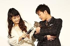 舞台挨拶に立った佐藤健と宮崎あおい「世界から猫が消えたなら」