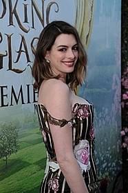 産後2カ月のアン・ハサウェイ「アリス・イン・ワンダーランド 時間の旅」