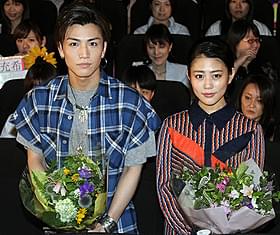 舞台挨拶に立った岩田剛典と高畑充希「植物図鑑 運命の恋、ひろいました」