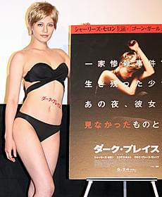 ビキニ姿で写真撮影に応じた高野人母美「ダーク・プレイス」
