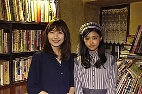 酒井麻衣監督(左)と原菜乃華「いいにおいのする映画」