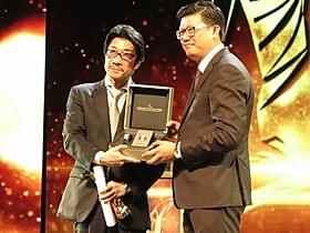 賞を受け取った阪本順治監督「団地」