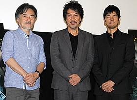 17年ぶりのそろい踏みとなった(左から) 黒沢清監督、役所広司、西島秀俊「CURE」