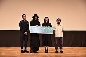 作品愛とチームワークの良さを見せたオダギリジョー(左から2人目)ら「オーバー・フェンス」