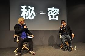 漫画の実写化が続く大友啓史監督(写真右)「秘密 THE TOP SECRET」