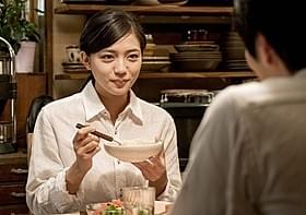 渚の野菜調理を好きになっていくマキを演じた川口春奈「にがくてあまい」