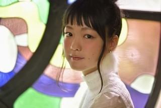 声優・下地紫野がカレーパンを食べる