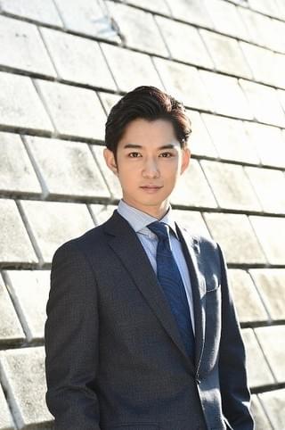 “若返り”前はスーツでビシッと「ReLIFE リライフ」
