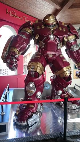 日本にもある「マダム・タッソーの蝋人形」 のラスベガス館ではマーヴェルとコラボ 企画開催中。ハルクバスター仕様のアイアン マンの蝋人形。蝋人形である必要はまったく 感じないが。「パシフィック・リム」