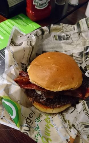 店オリジナルの新聞紙に包まれた ウォールバーガーズのハンバーガー 牛肉だけでなく七面鳥のバーガー メニューも。「パシフィック・リム」