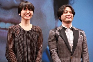 恋人役で共演した山田孝之と長澤まさみ「50回目のファーストキス」