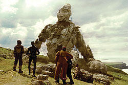 石の大きな巨人は「アルゴ探検隊の大冒険」に出てくる青銅の巨人タロスへのオマージュ