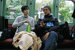 撮影中の堤監督(右)本作以外にも多数の企画を抱えて大忙し