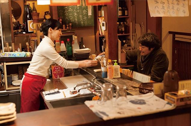 芝居と酒にしか興味がなかった亀岡が、ふと立ち寄った居酒屋の女将に恋をして……