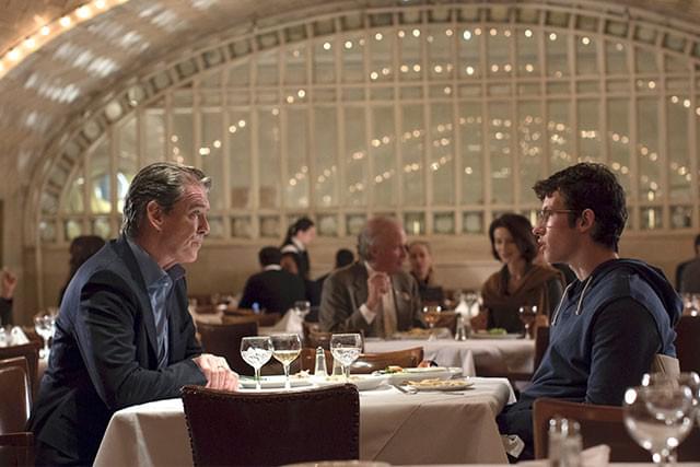 主人公の父をエレガントに演じるのは、「007」シリーズでおなじみピアース・ブロスナン