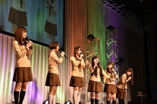 「三者三葉」初のステージイベントに和久井優らメインキャスト6人が制服姿で集結