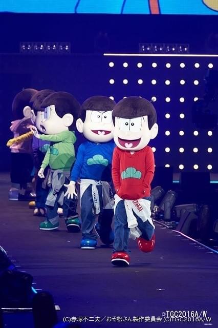 おそ松さん TGC バラ 一松 おそ松さん」の6つ子がTGCでシェーポーズ 個性豊かなランウェイ