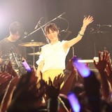 小松未可子、ニューシングル発売記念で最新ツアーから「HEARTRAIL」のライブMV公開