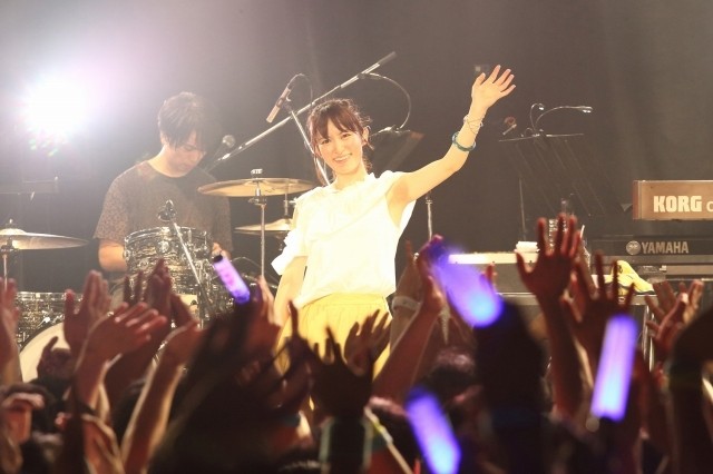 小松未可子、ニューシングル発売記念で最新ツアーから「HEARTRAIL」のライブMV公開 : ニュース - アニメハック