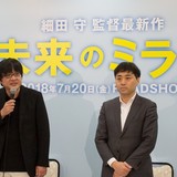記者からの質問に答える細田守監督（写真左）、齋藤優一郎プロデューサー