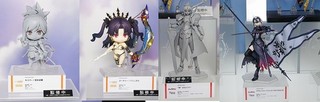 写真左から、「ねんどろいど」の「セイバー/宮本武蔵」「アーチャー/イシュタル」（グッドスマイルカンパニー）、「figma」の「“赤”のセイバー」「アヴェンジャー/ジャンヌ・ダルク［オルタ］」（マックスファクトリー）