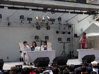 左から、田中貴子、高柳知葉、中島唯、司会の跡部氏