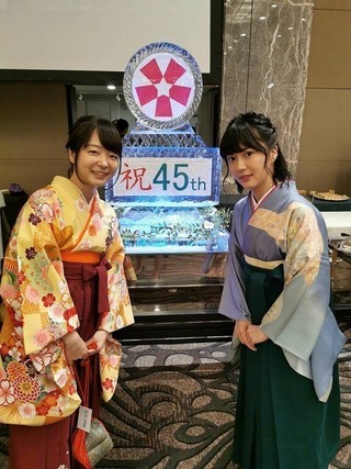 女流棋士45周年パーティーで室田伊緒女流二段（左）と