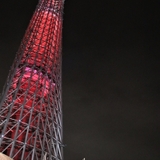 東京スカイツリーが“炎色”にライトアップ！