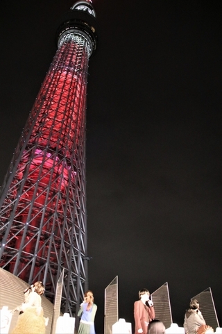 東京スカイツリーが“炎色”にライトアップ！