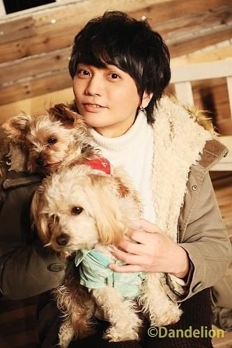 浅沼晋太郎、2nd写真集が発売 凛々しい表情、犬を抱きしめ