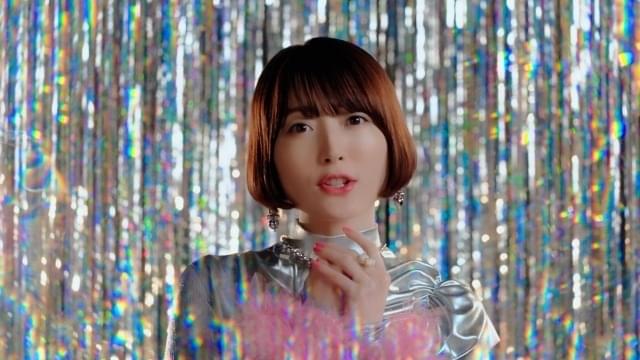 花澤香菜ニューアルバム収録曲のMV公開 華やか衣装の花澤が“ミラー