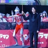 斎藤工、長さ60メートルのレッドカーペットに圧倒　「シン・ウルトラマン」出演者が雨の歌舞伎町ゴジラロードに“降着”