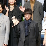会見に臨んだ（左から）松村北斗、新海誠監督、原菜乃華