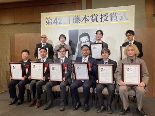 藤本賞受賞者、前列左から3番目が松井俊之プロデューサー
