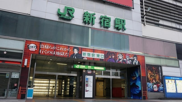 JR新宿駅東口の地上出口に「鬼滅ゲート広告」が出現