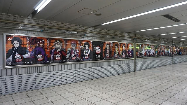 池袋駅の「鬼滅WALL」広告