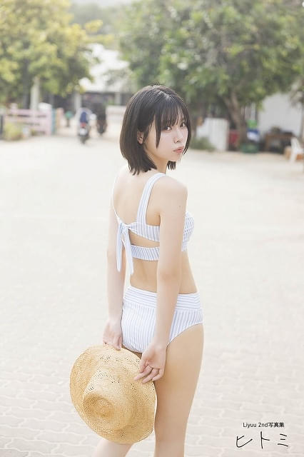 【直筆サイン本】 Liyuu 2nd写真集 『ヒトミ』 声優 水着 リーユウ 直筆サイン本】 Liyuu 2nd写真集 『ヒトミ』 声優 水着 リーユウ